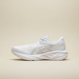 Sneakersy ASICS Novablast 5 na co dzień i na wieczór, biel z szarością, forma unisex, delikatny detal siatki, 1011B974-100