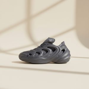Adidas adiFOM Q, minimalistyczna forma unisex, szarość z nutą grafitu, na co dzień i na wieczór, IE7448